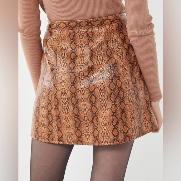 NWT URBAN OUTFITTERS Bobbi Snake Print Notched Mini
Skirt Size Medium - Picture 8 of 16